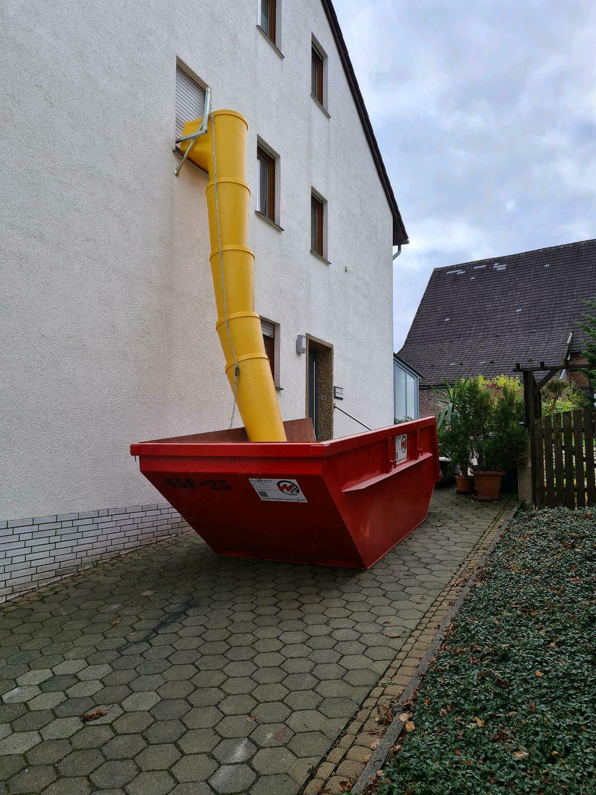 Bauschuttrutsche mit Einfülltrichter und Fensterhalter